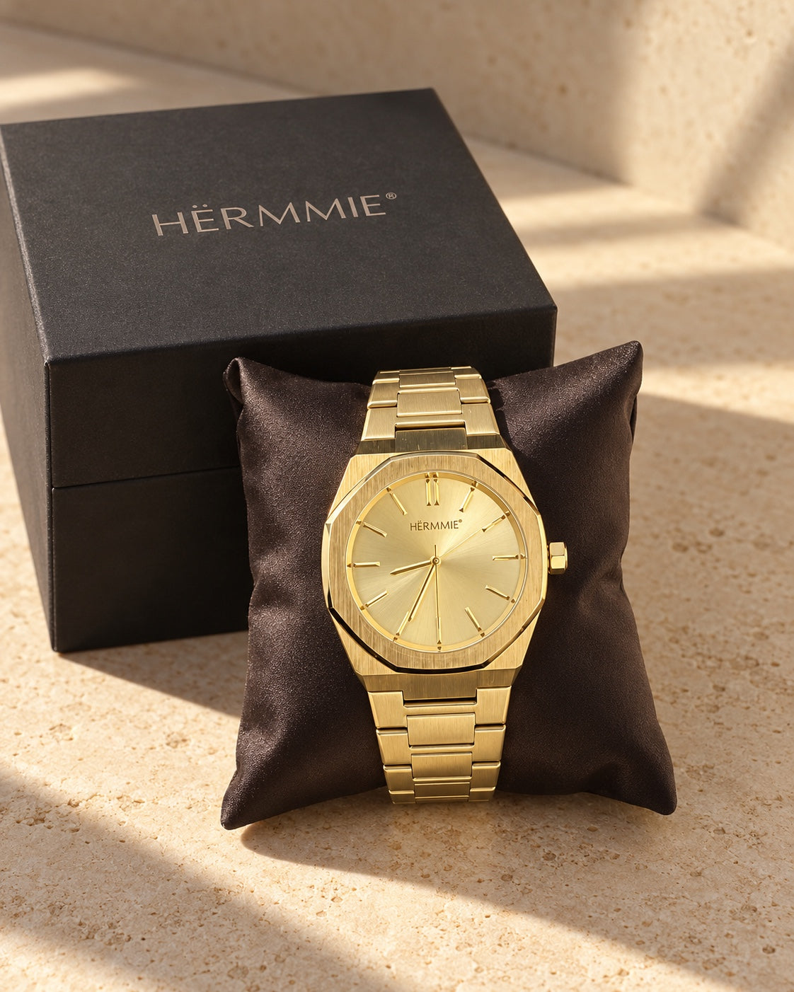 HËRMMIE Première dorado sobre cojín junto a su estuche oficial
